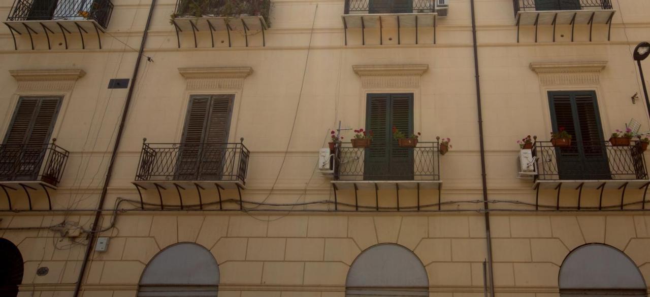 Giachi Friendly Rooms Alla Stazione パレルモ エクステリア 写真